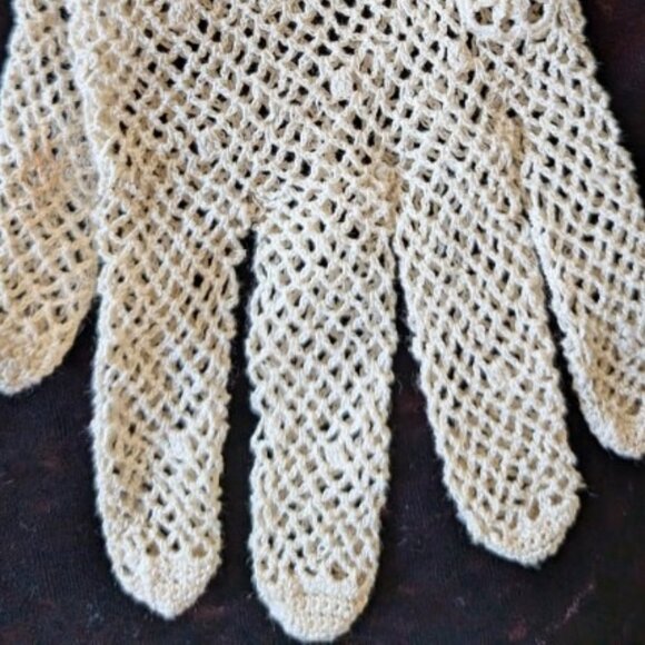 Antique Lace Crocheted Tatted Gloves, Mermaid Scallop Pattern with Flowers - Picture 3 of 8